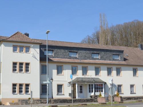 Große Gruppenunterkunft im Nationalpark Eifel mit Bar und Terrasse