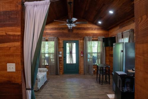 Rileys Retreat Cabin in Broussard, USA