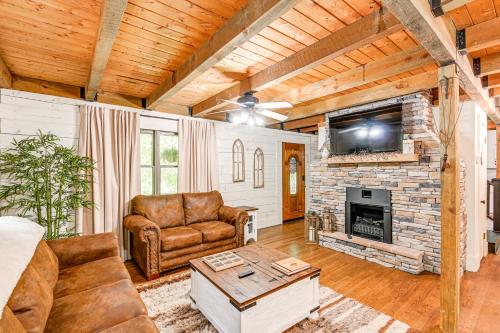 Peaceful Mt Juliet Cabin with Hot Tub and Fire Pit in Nonaville, USA
