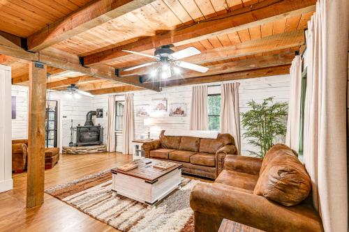 Peaceful Mt Juliet Cabin with Hot Tub and Fire Pit in Nonaville, USA