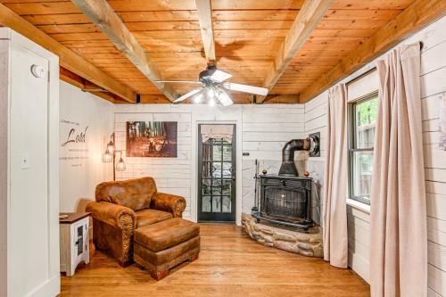 Peaceful Mt Juliet Cabin with Hot Tub and Fire Pit in Nonaville, USA