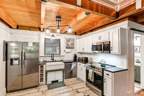 Peaceful Mt Juliet Cabin with Hot Tub and Fire Pit in Nonaville, USA