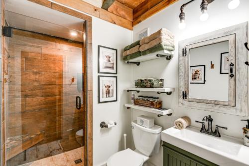 Peaceful Mt Juliet Cabin with Hot Tub and Fire Pit in Nonaville, USA