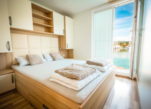 Floating Sea House Panther Superior in Лучія