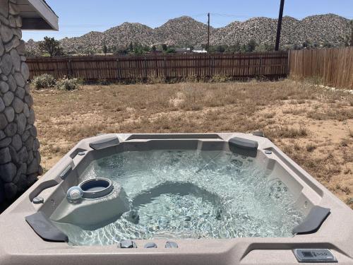 Rawhide Ranch - Walk to Pappy and Harriet's with Hot Tub! home, Yucca Valley (Foto 2)