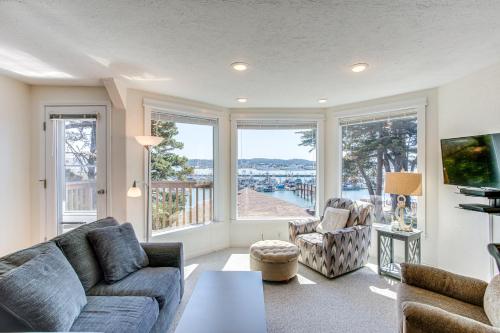 Yaquina Bay Views! Restaurants Shops Walk to Everything! Unit 2 - image 10