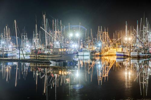 Yaquina Bay Views! Restaurants Shops Walk to Everything! Unit 2 - image 14