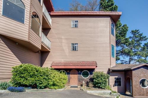 Yaquina Bay Views! Restaurants Shops Walk to Everything! Unit 2 - image 9