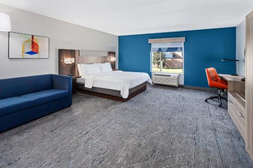 Holiday Inn Express Hotel & Suites Chicago-Algonquin By IHG in Algonquin