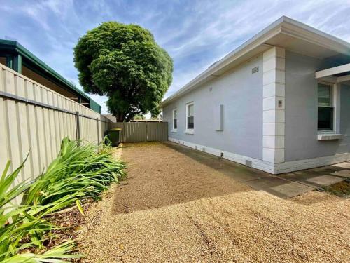 Budget Barossa in Elizabeth