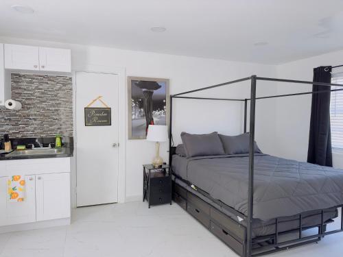 Beachside Oasis, Miami Beach Apt with parking included in Miami Beach, USA