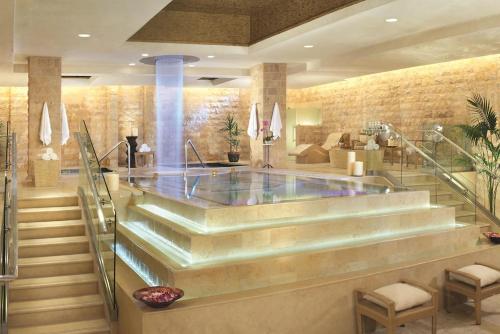 Caesars Palace Las Vegas by Suiteness - image 2