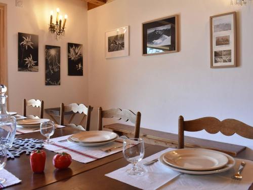 Chalet 5 pièces pour 12 pers. avec cheminée et animaux acceptés - FR-1-180-616 (Chalet 5 pieces pour 12 pers. avec cheminee et animaux acceptes - FR-1-180-616) in ลา กิตตาซ