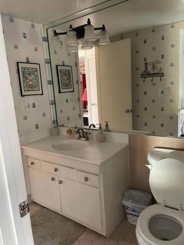 Absolute Beach 4bedrooms-3bath steps to beach in Virginia Beach, USA