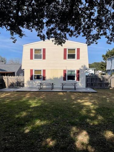 Absolute Beach 4bedrooms-3bath steps to beach in Virginia Beach, USA