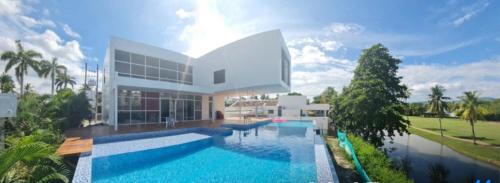 Kilátás, Casa con piscina y campo de golf in Girardot