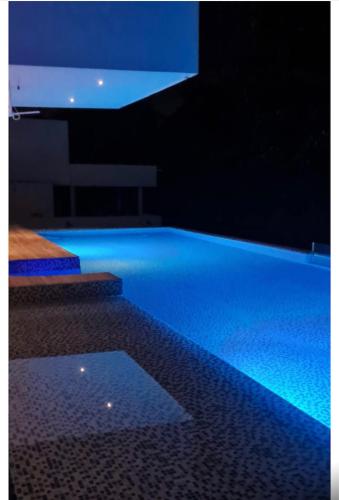 Pezsgőfürdő, Casa con piscina y campo de golf in Girardot