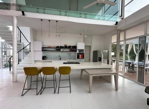 Konyha, Casa con piscina y campo de golf in Girardot