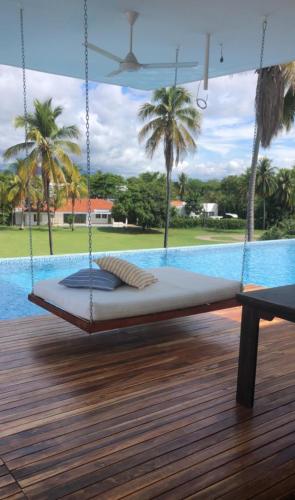 Úszómedence, Casa con piscina y campo de golf in Girardot