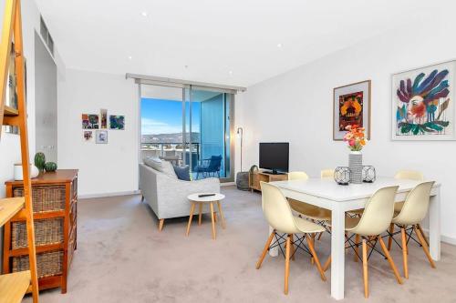 'The Hindmarsh' Hotel-style Pad with Hills Panorama