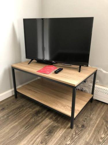 Private 2-bedroom with free parking and direct bus to NYC Manhattan only 2 blocks away