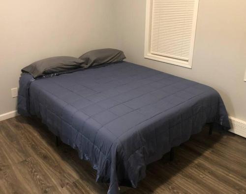 Private 2-bedroom with free parking and direct bus to NYC Manhattan only 2 blocks away