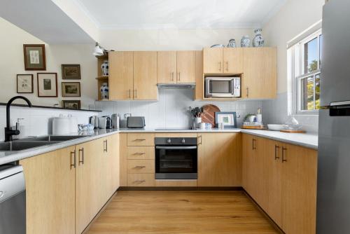 Spacious 2-Bed Townhouse with a Lush Courtyard - main image