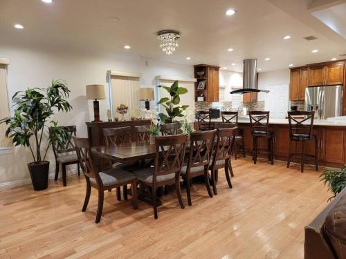 Luxury and Spacious 5 bedroom private house by Melrose WIFI TV Backyard Free Parking close to the Grove Hollywood Walk of Fame, Los Angeles (fotografie 8)