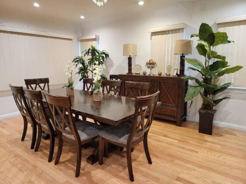 Luxury and Spacious 5 bedroom private house by Melrose WIFI TV Backyard Free Parking close to the Grove Hollywood Walk of Fame, Los Angeles (fotografie 9)