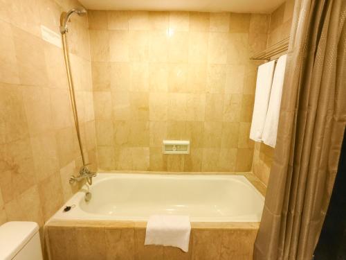Bathroom, The Tandibayang Hotel And Villas in Legian