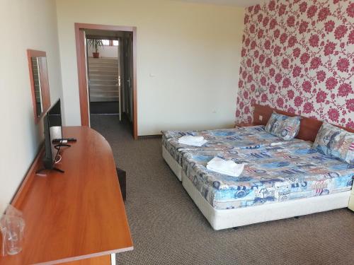 Double or Twin Room with Balcony image 4
