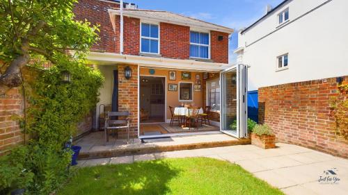 Anchor Down Cottage the perfect seaside retreat sleeps 4 beach 2 mins - image 3