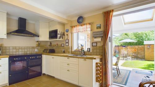 Anchor Down Cottage the perfect seaside retreat sleeps 4 beach 2 mins - image 2