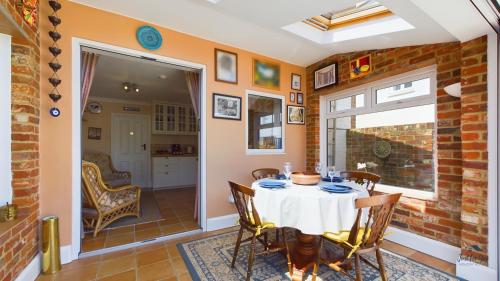 Anchor Down Cottage the perfect seaside retreat sleeps 4 beach 2 mins - image 7