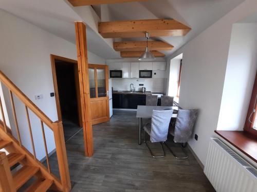 кухня, Ubytování Nad rybníkem Nová Říše - apartmán Západ (Ubytovani Nad rybnikem Nova Rise - apartman Zapad) in Йиндржихув Храдец