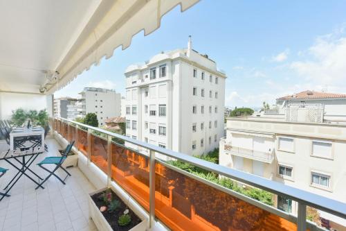 Renovated 1Br apartment terrace walk to beach in Pointe Croisette