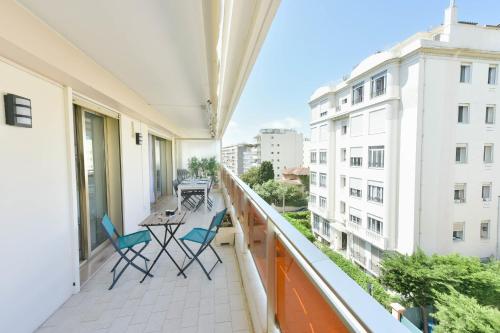 Renovated 1Br apartment terrace walk to beach in Pointe Croisette