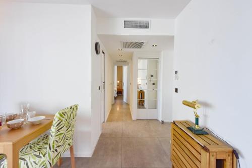 Renovated 1Br apartment terrace walk to beach in Pointe Croisette