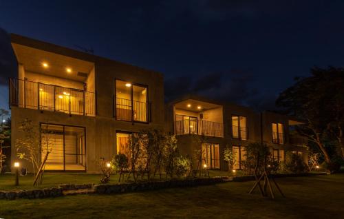 오키나와 본섬 RYUKYU BREEZE 1棟貸し 天然ビーチまで徒歩30秒 プライベートプール付きVilla 北部 (RYUKYU BREEZE 1棟貸し 天然ビーチまで徒歩30秒 プライベートプール付きVilla 北部) 4성급 게스트하우스 외관