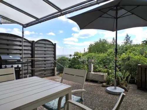 Ferienhaus am Knoten T12 - Terrasse mit Grill und Talblick, Haustier Willkommen Reihenhaus in Greifenstein, Deutschland