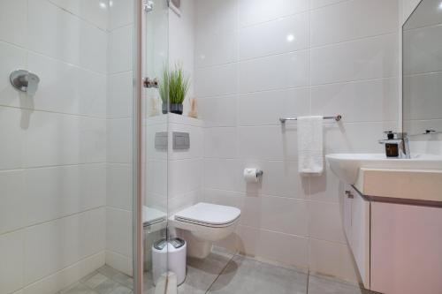 Two-Bedroom Deluxe Apartment image 10