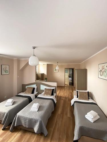 3 twin beds