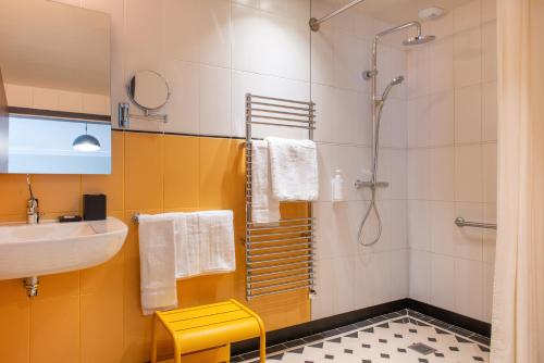 room detail thumbnail 2