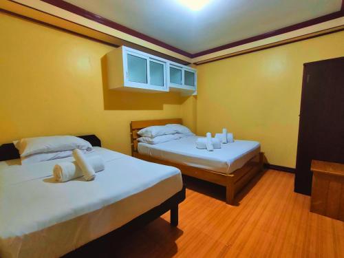2 double beds, 2 twin beds