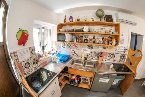 кухня, White Rabbit Hostel in Хвар