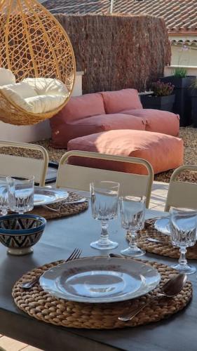 Le Relais Cohola - Magnifique maison provençale haut standing avec piscine, jardins, garages fermés (Le Relais Cohola - Magnifique maison provencale haut standing avec piscine, jardins, garages fermes) in Beaumes De Venise