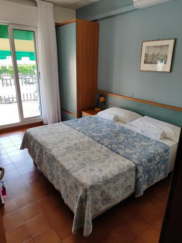Double Room with Balcony image 7