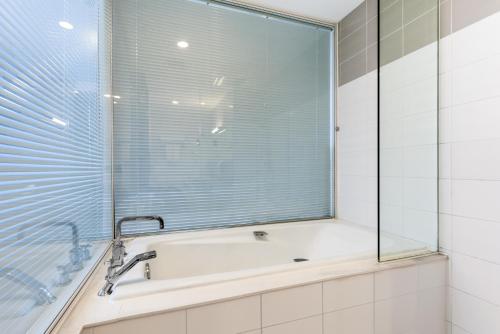 Bathroom, LeafIN Hotel Beijing Minzuyuan l Bird's Nest in China National Convention Center & Olympic Village