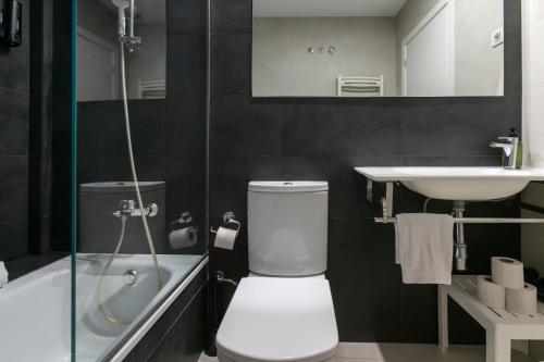 Chic and Modern Apartments in Gracia - image 2
