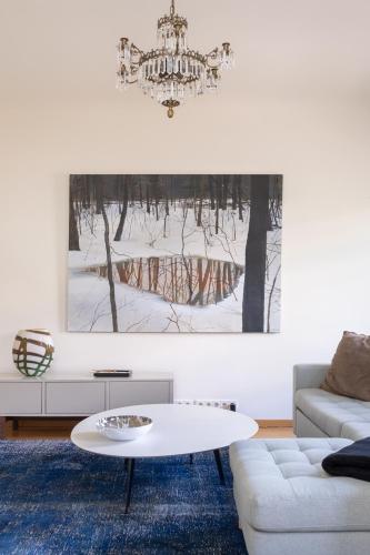 Elegant and spacious apartment - Tap to explore photos